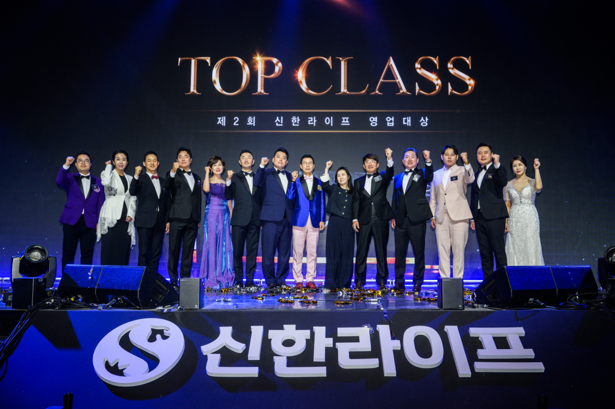 ▲서울 삼성동 그랜드 인터컨티넨탈 호텔에서 열린 2023 신한라이프 영업대상 시상식에서 이영종 사장(오른쪽에서 다섯번째)이 수상자들과 기념 촬영을 하고 있다.