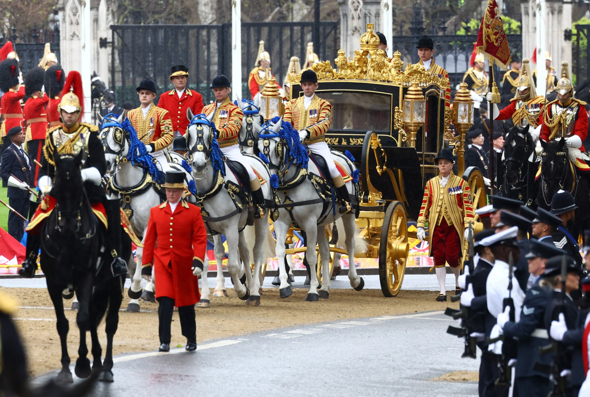▲찰스 3세 부부가 다이아몬드 주빌리 마차를 타고 버킹엄 궁전에서 웨스트민스트 사원으로 이동하고 있다. (로이터/연합뉴스)