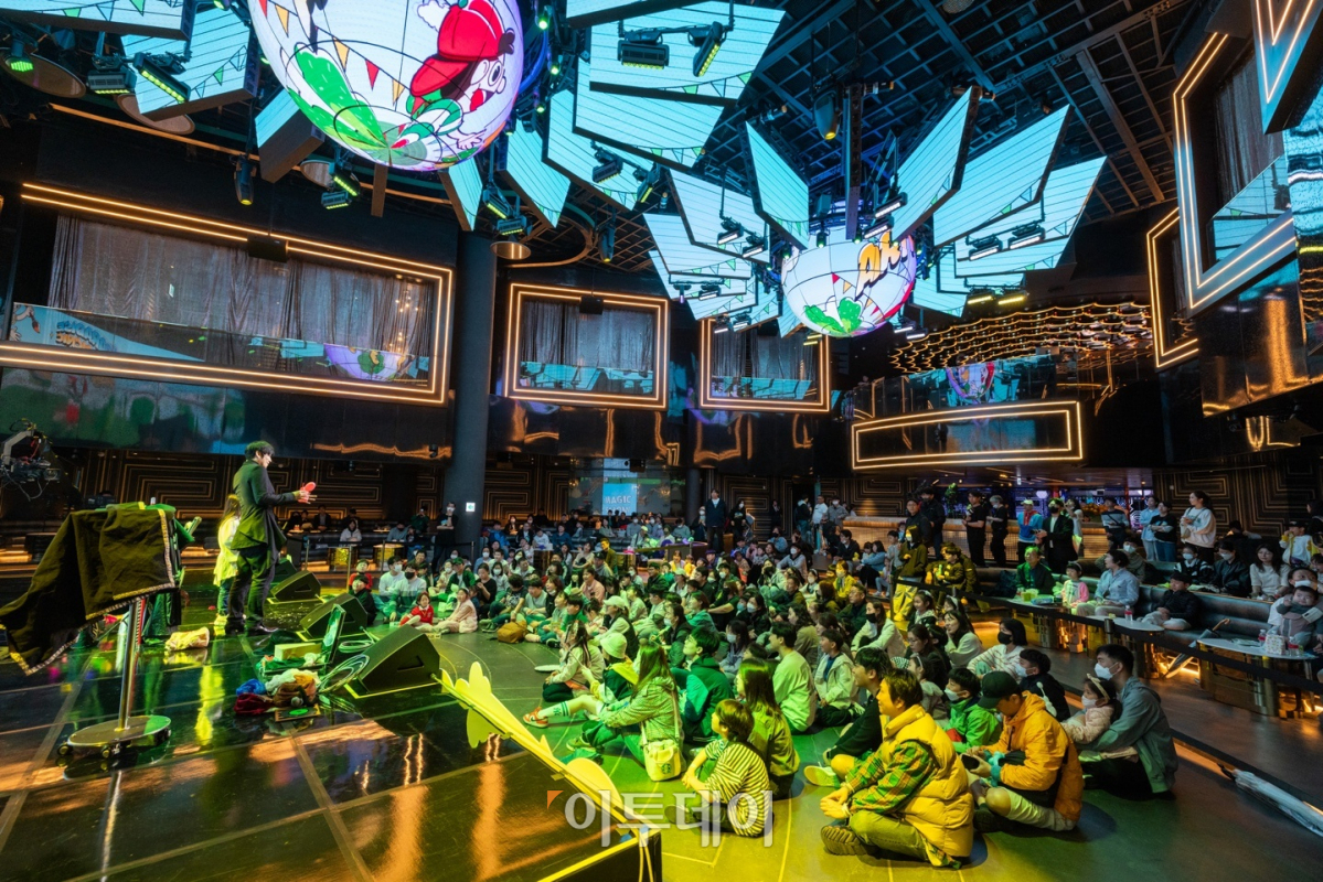 ▲6일 인천 중구 파라다이스시티 크로마에서 열린 ‘제13회 아이소리축제’에서 관람객들이 마술쇼를 관람하고 있다. 사진제공=파라다이스복지재단