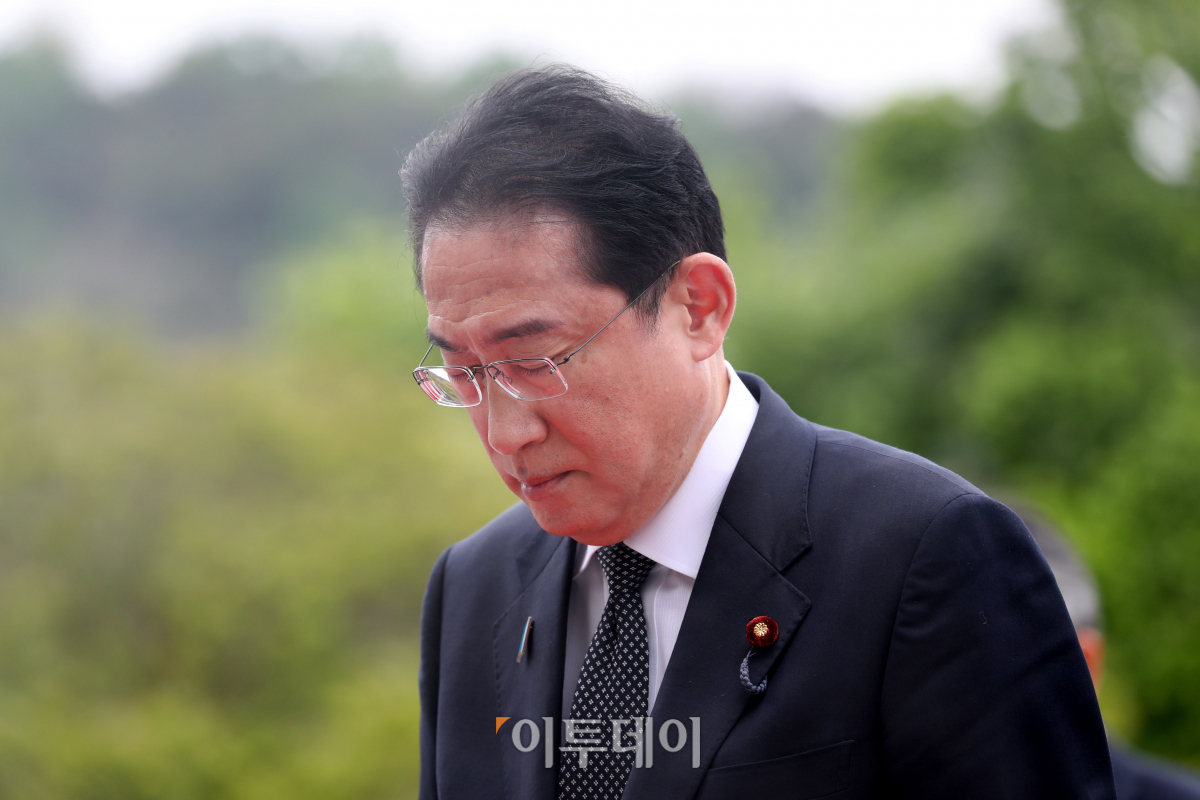 ▲7일 오후 서울 동작구 국립서울현충원에서 방한 일정을 시작한 기시다 후미오 일본 총리가 묵념을 하고 있다. 1박 2일 일정으로 한국을 찾은 기시다 총리는 지난 3월 일본에서 열린 한일 정상회담 이후 50여 일 만에 서울에서 윤석열 대통령을 다시 만나 회담을 갖는다. 사진공동취재단