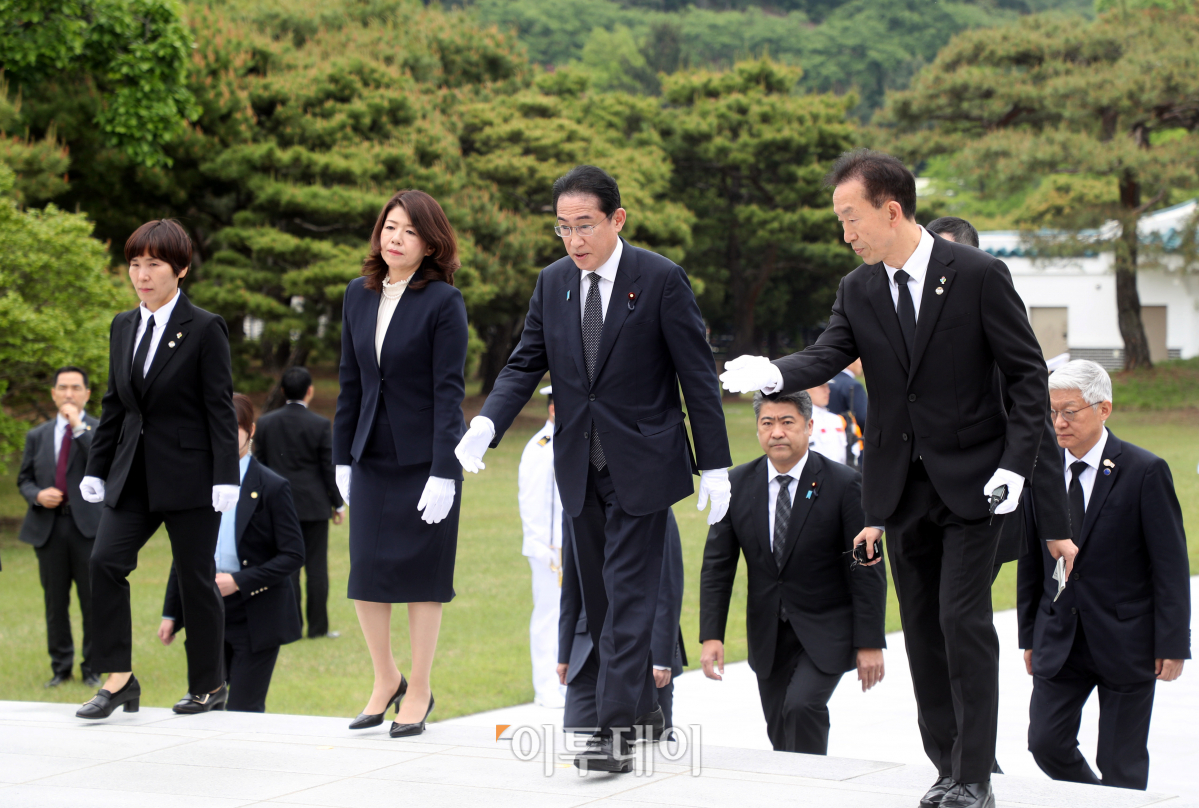 ▲7일 오후 서울 동작구 국립서울현충원에서 방한 일정을 시작한 기시다 후미오 일본 총리와 기시다 유코 여사가 참배를 위해 이동하고 있다. 1박 2일 일정으로 한국을 찾은 기시다 총리는 지난 3월 일본에서 열린 한일 정상회담 이후 50여 일 만에 서울에서 윤석열 대통령을 다시 만나 회담을 갖는다. 사진공동취재단