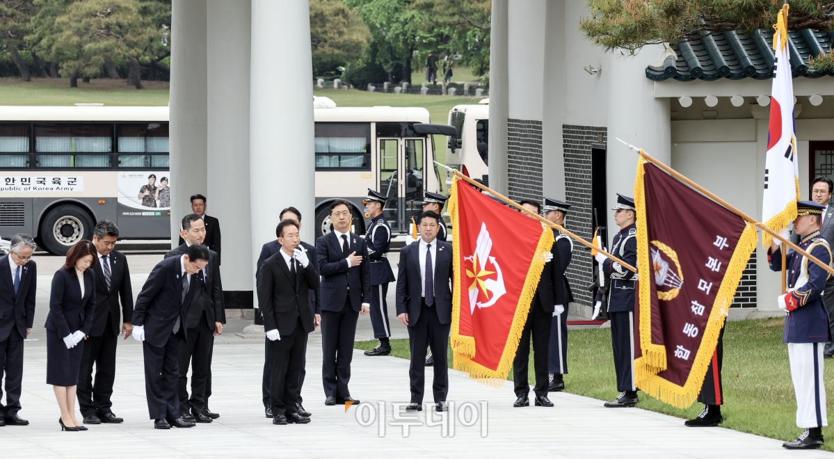 ▲7일 오후 서울 동작구 국립서울현충원에서 방한 일정을 시작한 기시다 후미오 일본 총리와 기시다 유코 여사가 국기에 대한 경례를 하고 있다. 1박 2일 일정으로 한국을 찾은 기시다 총리는 지난 3월 일본에서 열린 한일 정상회담 이후 50여 일 만에 서울에서 윤석열 대통령을 다시 만나 회담을 갖는다. 사진공동취재단