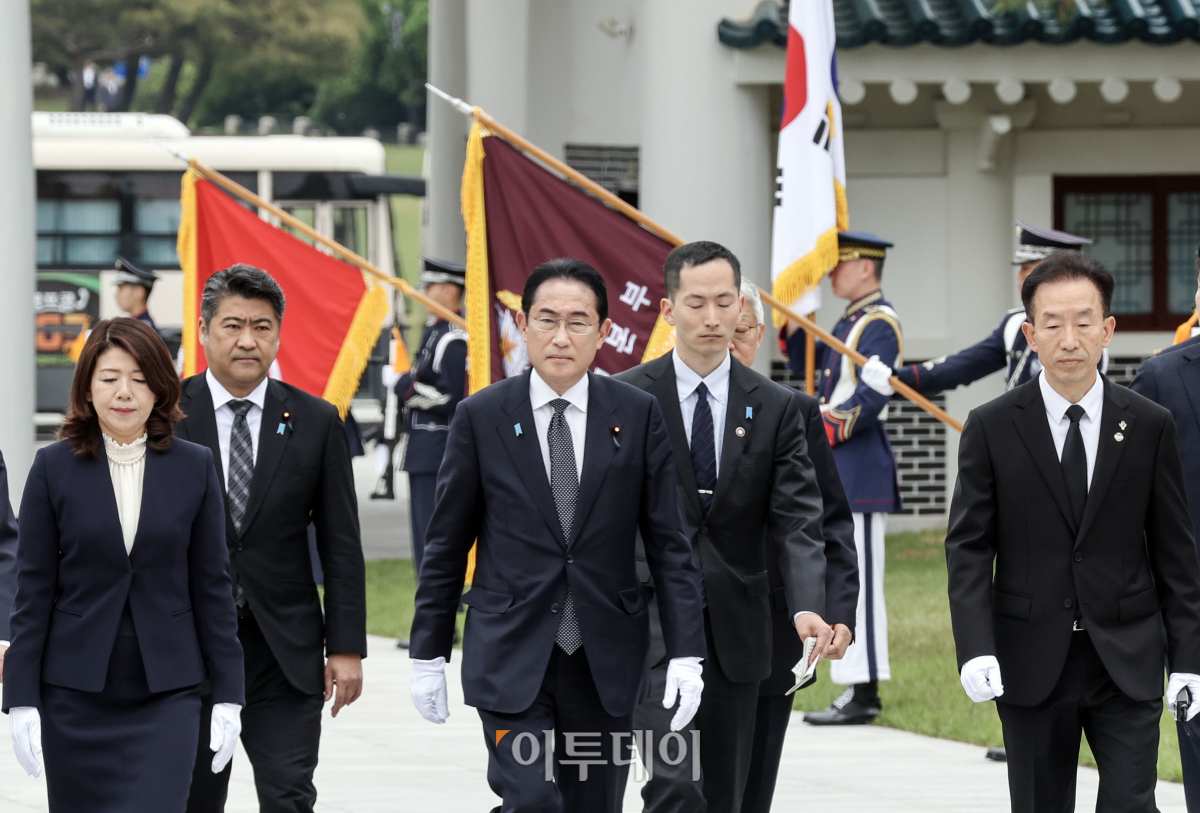 ▲7일 오후 서울 동작구 국립서울현충원에서 방한 일정을 시작한 기시다 후미오 일본 총리와 기시다 유코 여사가 참배를 위해 이동하고 있다. 1박 2일 일정으로 한국을 찾은 기시다 총리는 지난 3월 일본에서 열린 한일 정상회담 이후 50여 일 만에 서울에서 윤석열 대통령을 다시 만나 회담을 갖는다. 사진공동취재단