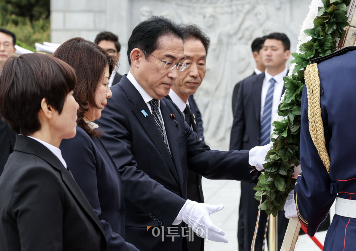 ▲7일 오후 서울 동작구 국립서울현충원에서 방한 일정을 시작한 기시다 후미오 일본 총리와 기시다 유코 여사가 헌화를 하고 있다 . 1박 2일 일정으로 한국을 찾은 기시다 총리는 지난 3월 일본에서 열린 한일 정상회담 이후 50여 일 만에 서울에서 윤석열 대통령을 다시 만나 회담을 갖는다. 사진공동취재단