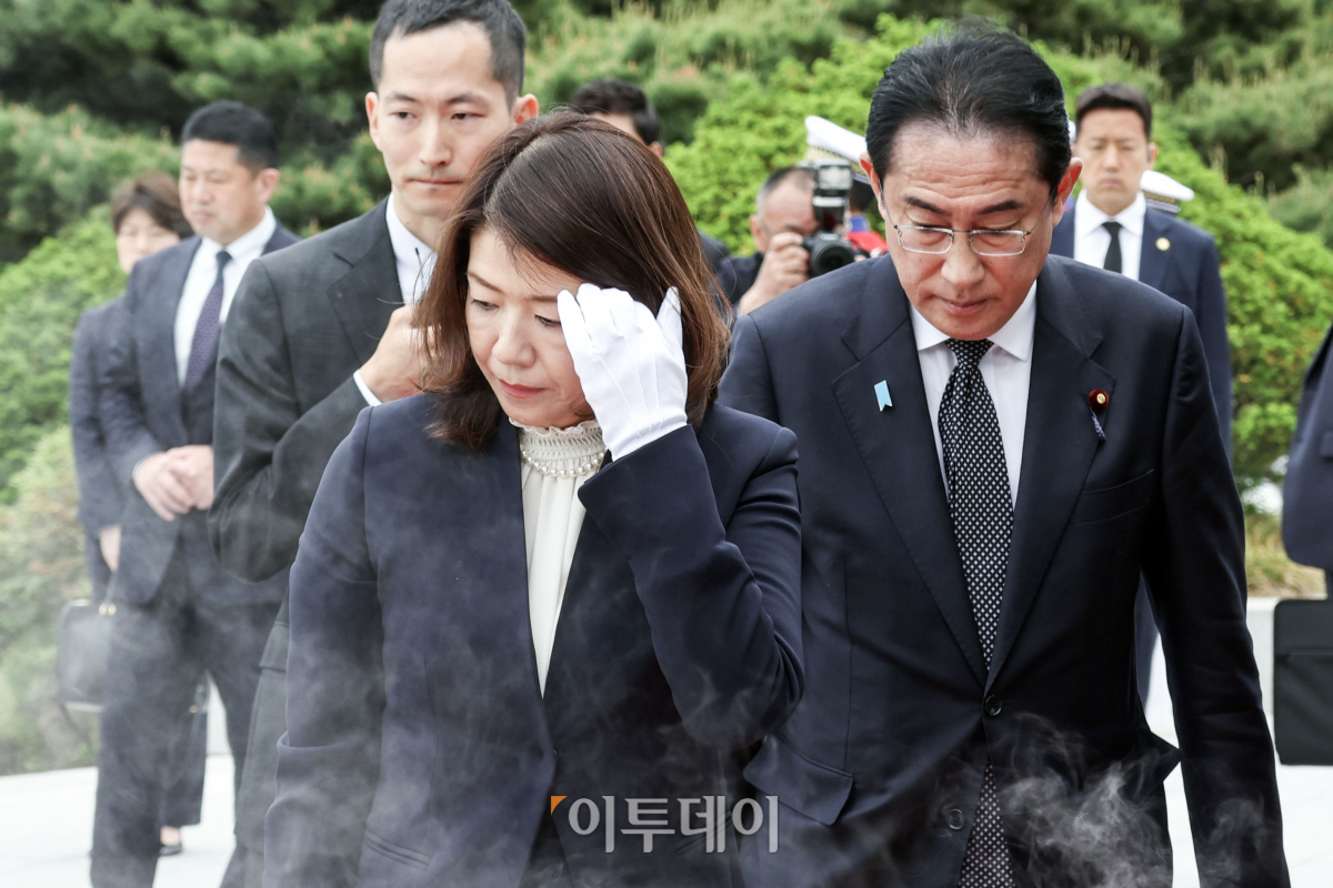 ▲7일 오후 서울 동작구 국립서울현충원에서 방한 일정을 시작한 기시다 후미오 일본 총리와 기시다 유코여사가 참배를 마친 뒤 퇴장하고 있다. 1박 2일 일정으로 한국을 찾은 기시다 총리는 지난 3월 일본에서 열린 한일 정상회담 이후 50여 일 만에 서울에서 윤석열 대통령을 다시 만나 회담을 갖는다. 사진공동취재단