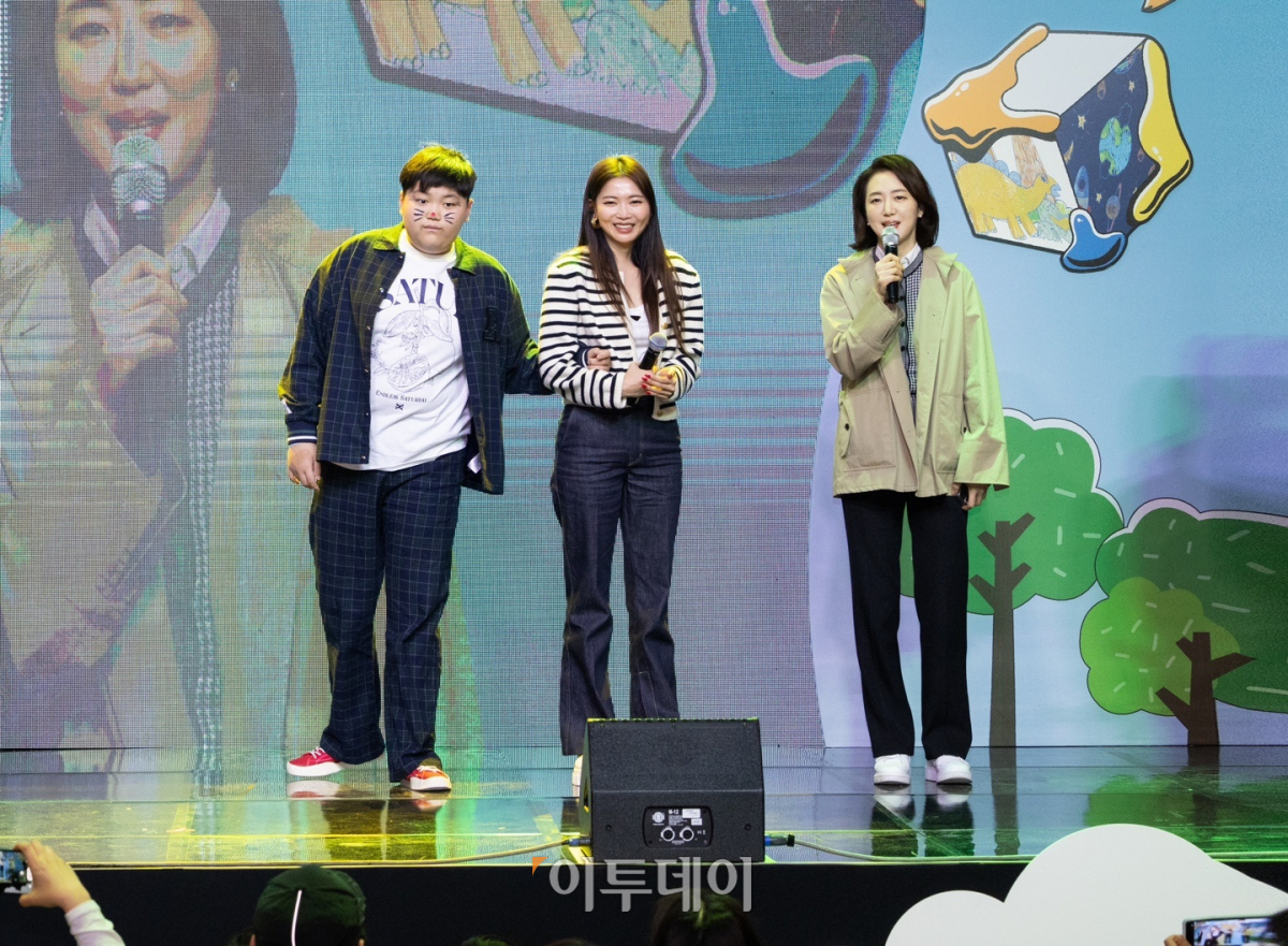 ▲6일 인천 중구 파라다이스시티 크로마에서 열린 ‘제13회 아이소리축제’에서 파라다이스복지재단 최윤정 이사장과 배우 오윤아, 아들 송민 군이 무대에 올라 축하 인사를 하고 있다. 사진제공=파라다이스복지재단