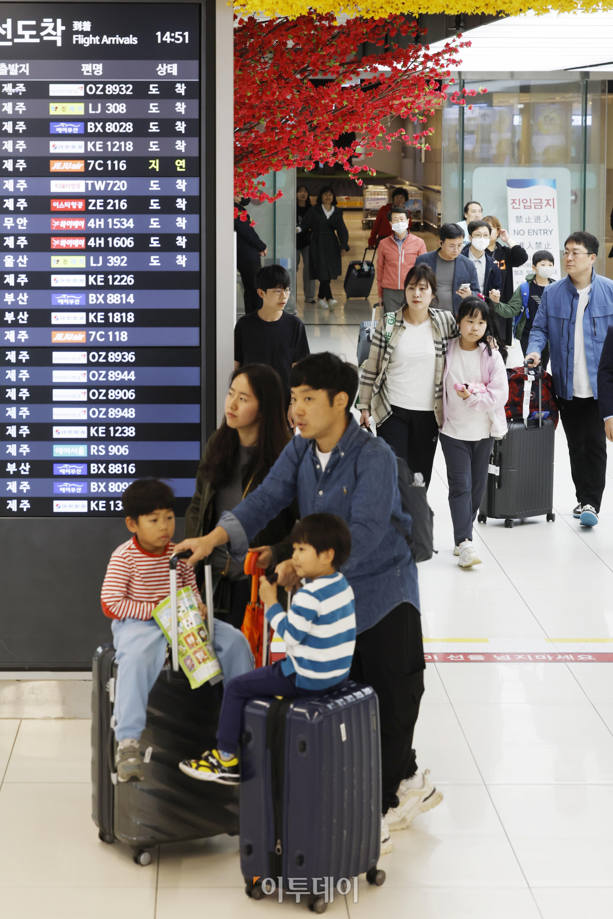 ▲어린이날  연휴 마지막날인 7일 오후 서울 강서구 김포국제공항 국내선 청사에 여행을 마친 이용객들이 도착하고 있다. 조현호 기자 hyunho@