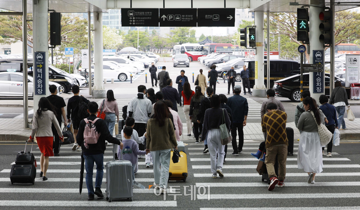 ▲어린이날  연휴 마지막날인 7일 오후 서울 강서구 김포국제공항 국내선 청사에서 여행을 마친 이용객들이 횡단보도를 건너고 있다. 조현호 기자 hyunho@