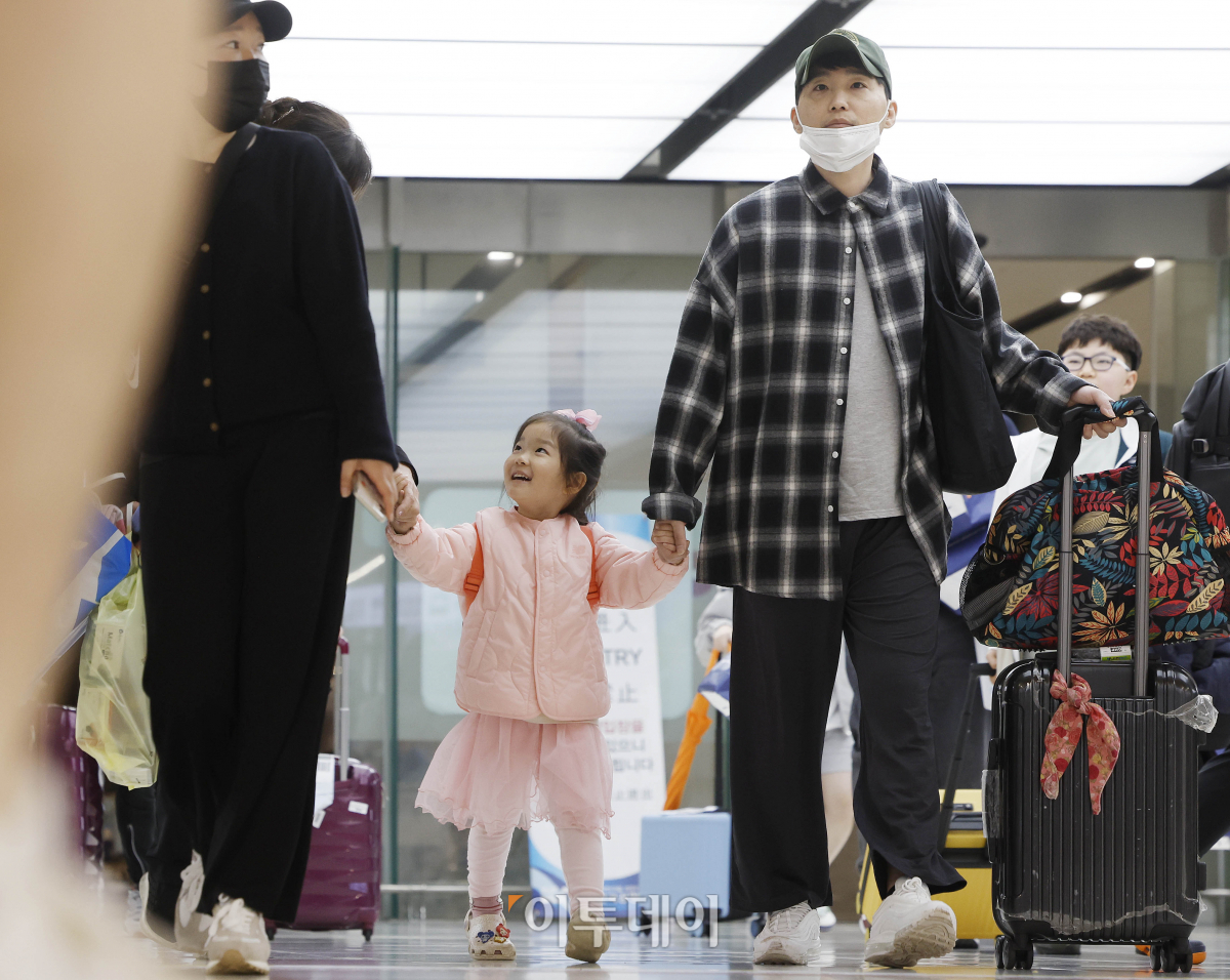 ▲어린이날  연휴 마지막날인 7일 오후 서울 강서구 김포국제공항 국내선 청사에 여행을 마친 이용객들이 도착하고 있다. 조현호 기자 hyunho@