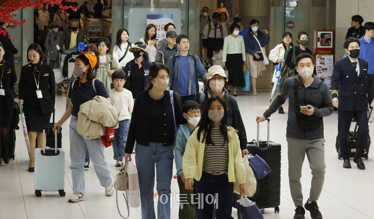 ▲어린이날  연휴 마지막날인 7일 오후 서울 강서구 김포국제공항 국내선 청사에 여행을 마친 이용객들이 도착하고 있다. 조현호 기자 hyunho@