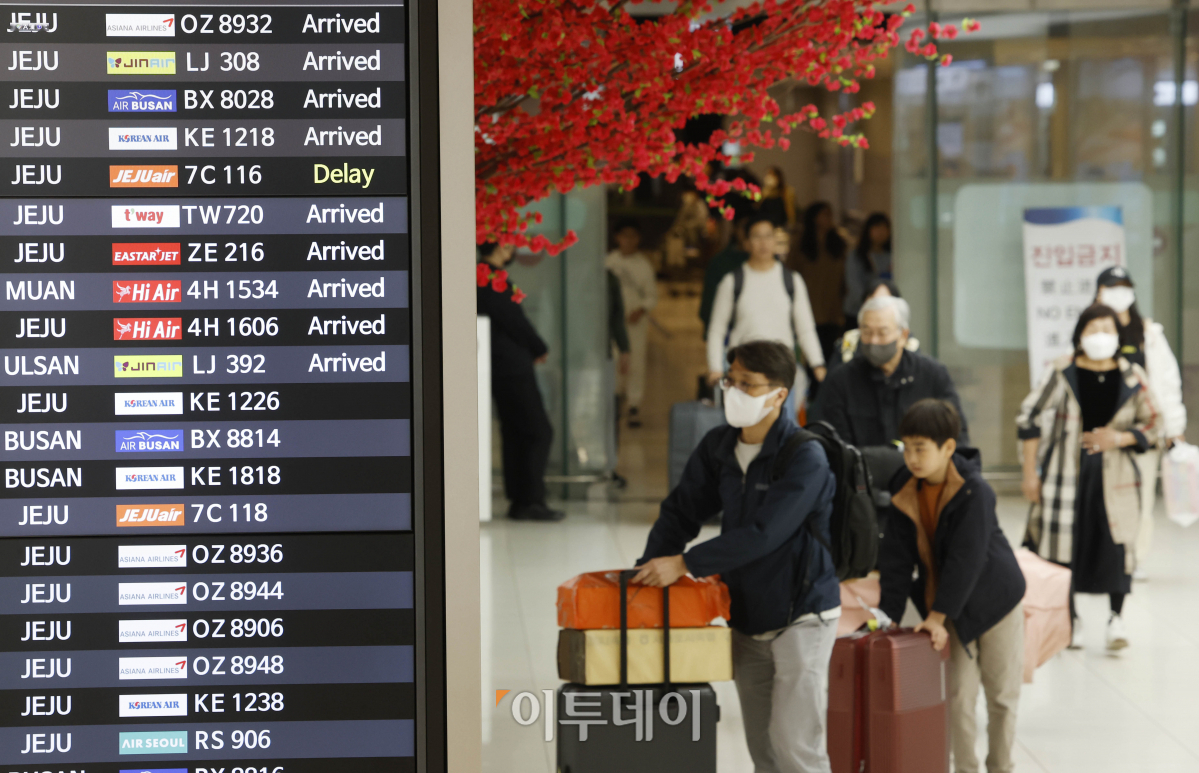▲어린이날  연휴 마지막날인 7일 오후 서울 강서구 김포국제공항 국내선 청사에 여행을 마친 이용객들이 도착하고 있다. 조현호 기자 hyunho@