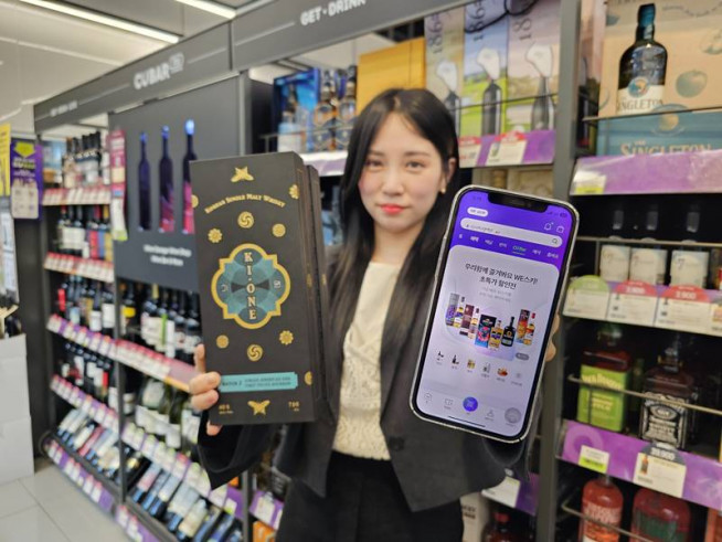 ▲8일 모델이 편의점 CU에서 위스키 '기원 배치2'를 소개하고 있다. (사진제공=BGF리테일)