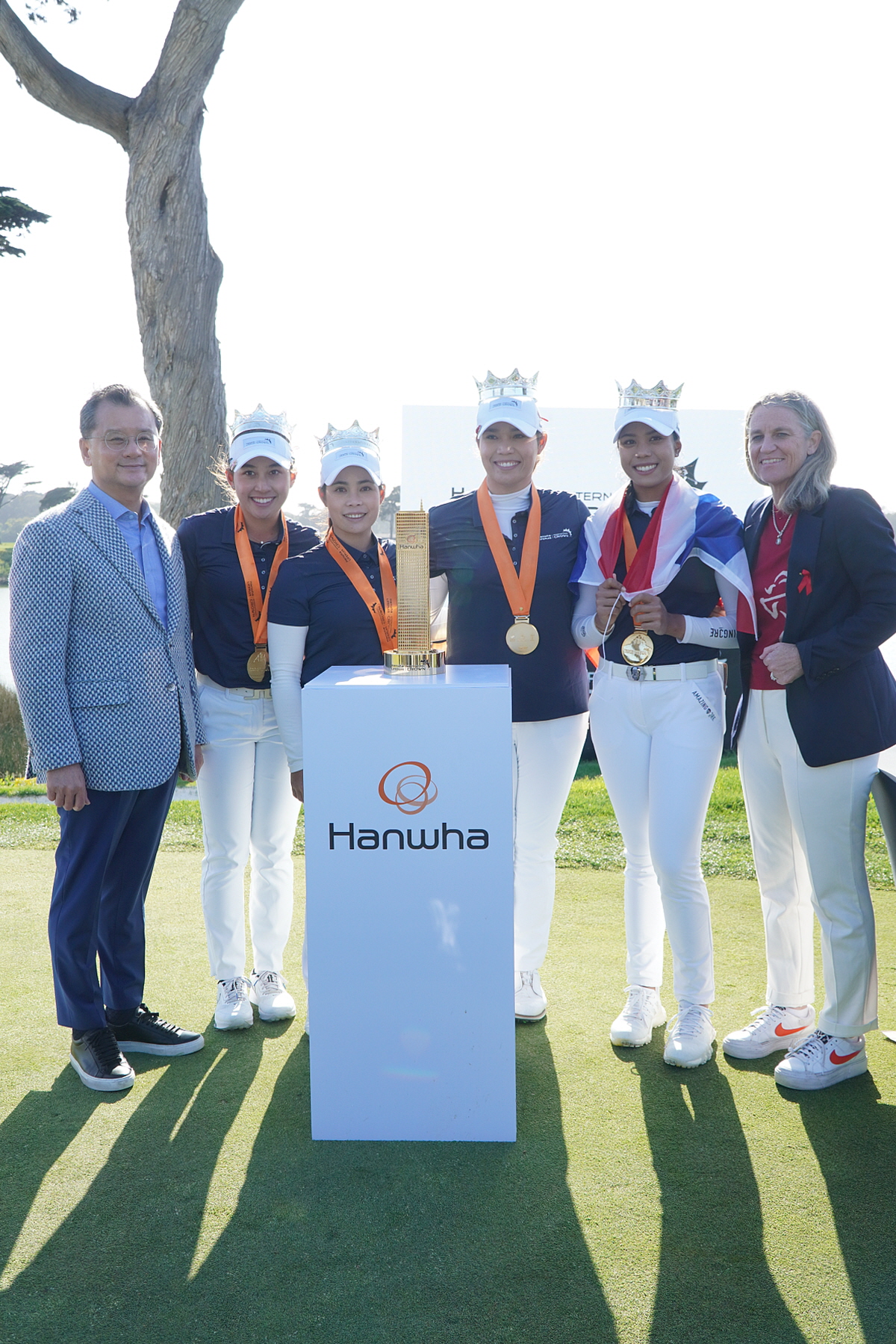 ▲미국 샌프란시스코에 위치한 TPC 하딩파크에서 열린 ‘Hanwha LIFEPLUS 인터내셔널 크라운'대회를 마치고 대회장인 한화생명 여승주 대표이사와 우승국 태국 선수들이 기념촬영을 하고 있다. (왼쪽부터) 여승주 대표이사, 아타야 티띠꾼, 모리야 주타누간, 아리야 주타누간, 패티 타와타나낏, 몰리 마르쿠스 사마안 LPGA 커미셔너