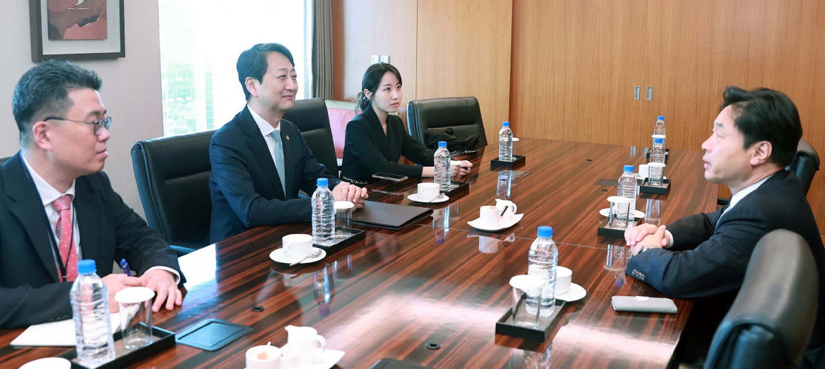 ▲안덕근 산업통상자원부 통상교섭본부장(왼쪽 두번째)이 한일정상회담 참석차 방한한 히라이 히로히데 일본 경제산업성 경제산업심의관(오르쪽ㆍ차관급)과 8일 서울 중구 롯데호텔에서 한일 간 산업·통상·에너지 분야의 협력방안과 한일정상회담 후속조치 이행에 대한 의견을 나눴다. (사진제공=산업통상자원부)