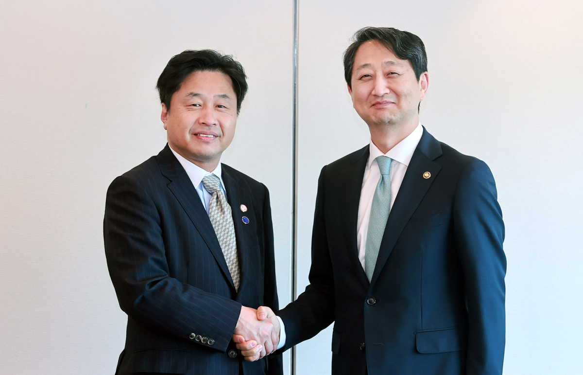 ▲안덕근 산업통상자원부 통상교섭본부장(오른쪽)이 한일정상회담 참석차 방한한 히라이 히로히데 일본 경제산업성 경제산업심의관(차관급)과 8일 서울 중구 롯데호텔에서 한일 간 산업·통상·에너지 분야의 협력방안과 한일정상회담 후속조치 이행에 대한 의견을 나누고 악수를 하고 있다. (사진제공=산업통상자원부)