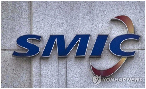 ▲중국 최대 반도체업체 SMIC의 로고가 보인다. 상하이/EPA연합뉴스
