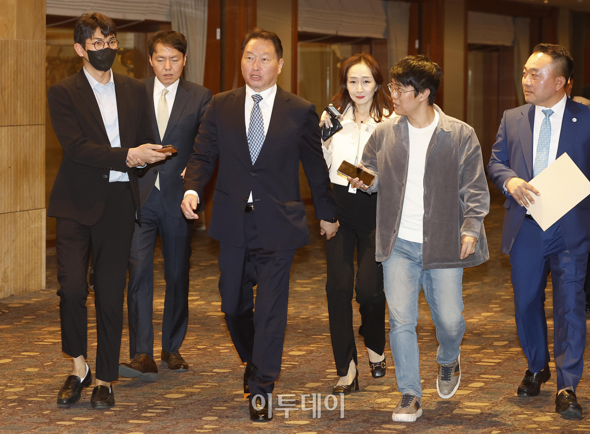 ▲최태원 대한상공회의소 회장이 8일 오전 서울 중구 롯데호텔에서 기시다 후미오 일본 총리와 경제6단체장 간담회를 마친 후 호텔을 나서고 있다. 조현호 기자 hyunho@