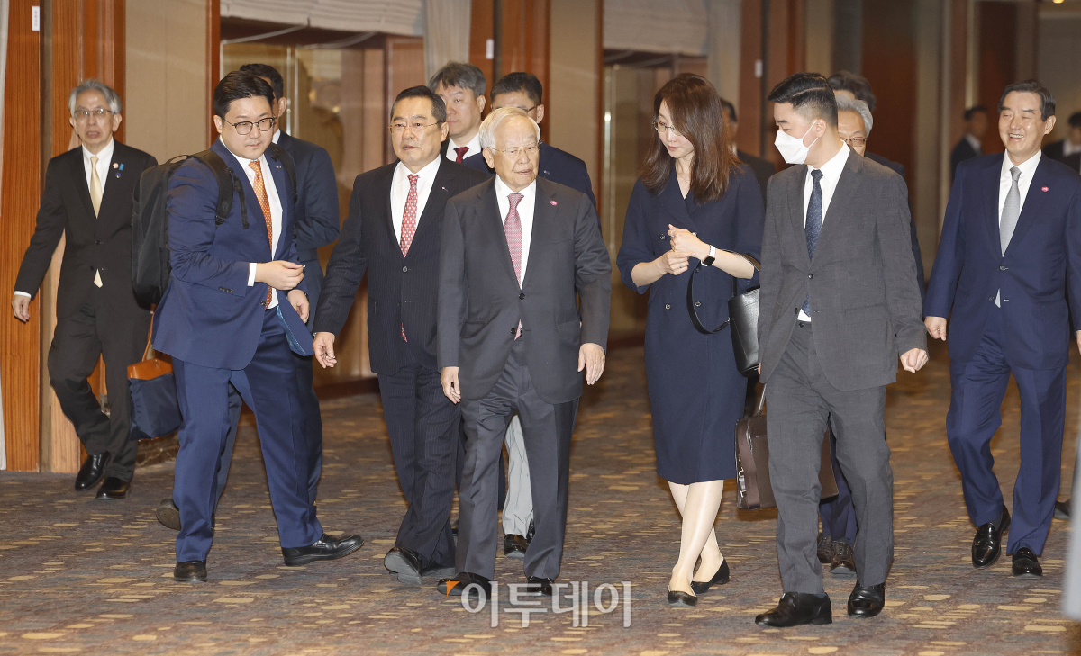 ▲손경식 경영자총협회 회장과 구자열 한국무역협회 회장, 최진식 한국중견기업연합회 회장 등 경제단체장들이 8일 오전 서울 중구 롯데호텔에서 기시다 후미오 일본 총리와 경제6단체장 간담회를 마친 후 호텔을 나서고 있다. 조현호 기자 hyunho@