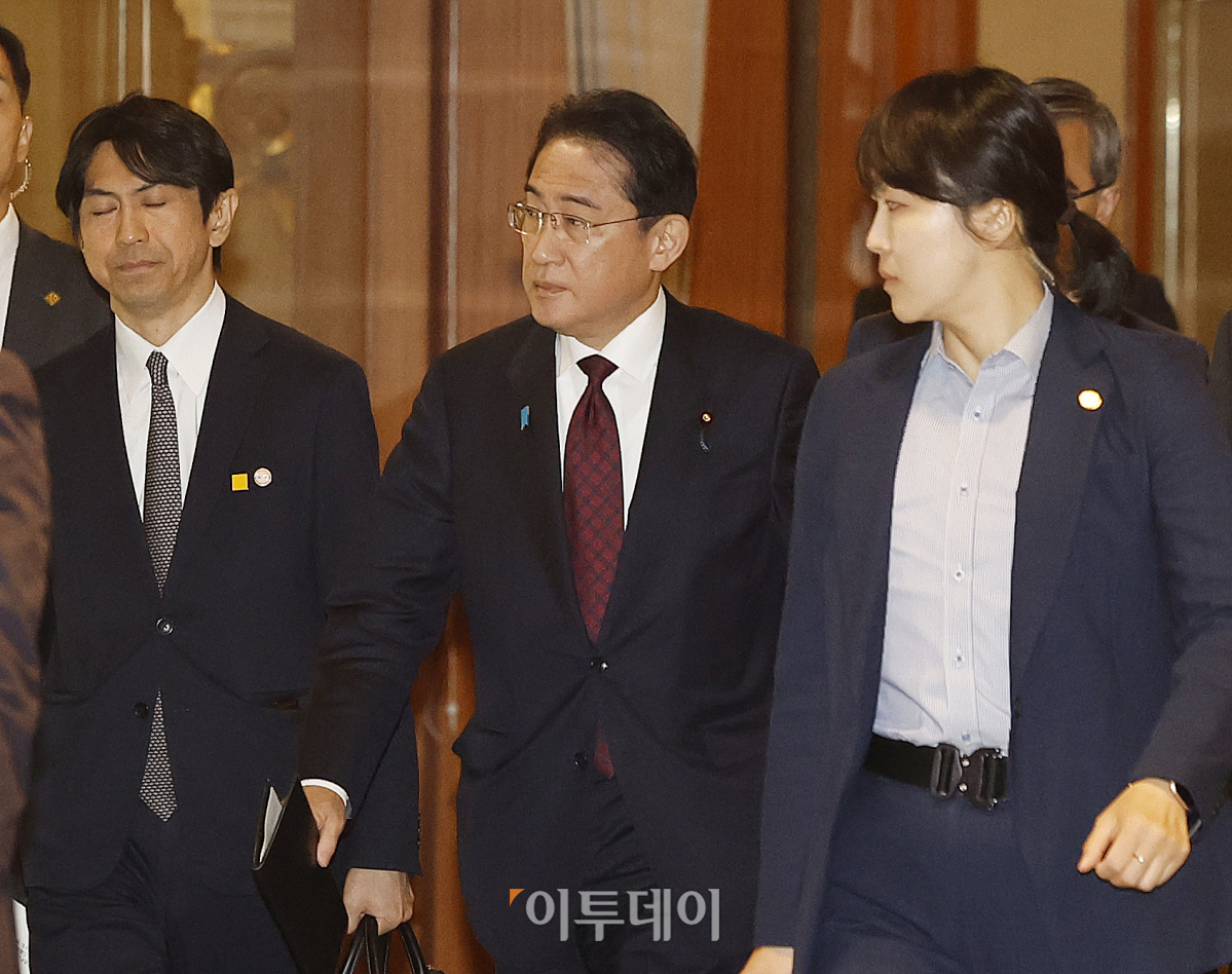 ▲기시다 후미오 일본 총리가 8일 오전 서울 중구 롯데호텔에서 열린 '기시다 후미오 일본 총리-한국 경제인 간담회'를 마친 후 호텔을 나서고 있다. 조현호 기자 hyunho@