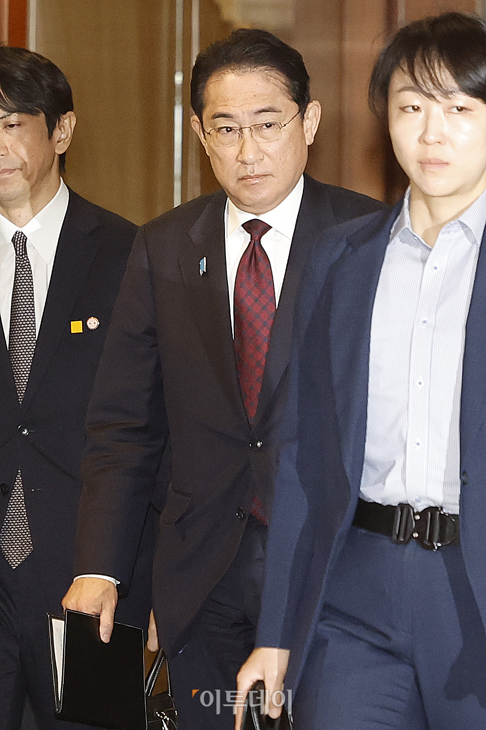 ▲기시다 후미오 일본 총리가 8일 오전 서울 중구 롯데호텔에서 열린 '기시다 후미오 일본 총리-한국 경제인 간담회'를 마친 후 호텔을 나서고 있다. 조현호 기자 hyunho@