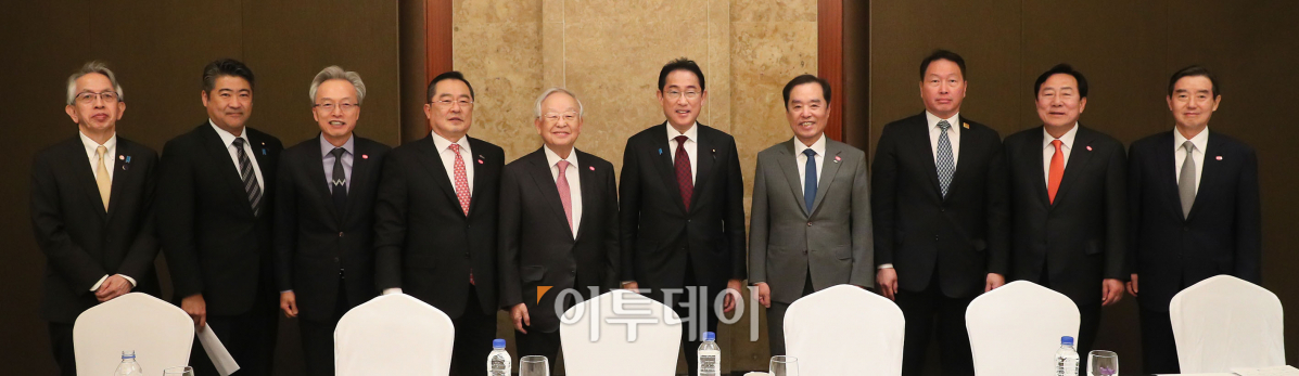 ▲기시다 후미오 일본 총리와 최태원 대한상의 회장, 김병준 전경련 회장직무대행을 비롯한 경제단체장과 주요 내빈들이 8일 서울 중구 롯데호텔에서 열린 '기시다 후미오 일본 총리-한국 경제인 간담회'에서 기념촬영을 하고 있다. 사진제공=전국경제인연합회