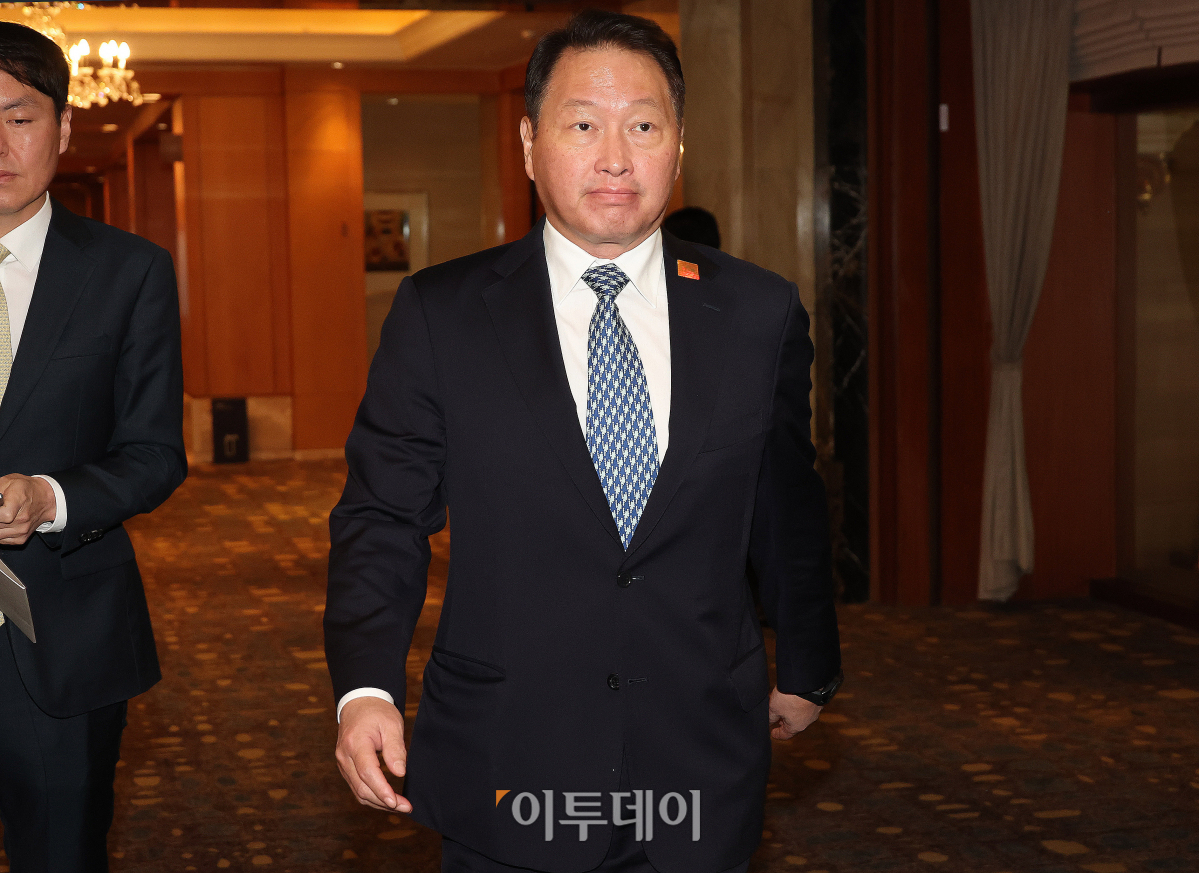 ▲최태원 대한상공회의소 회장이 8일 오전 서울 중구 롯데호텔에서 기시다 후미오 일본 총리와 경제6단체장 간담회에 참석하기 위해 이동하고 있다. 조현호 기자 hyunho@