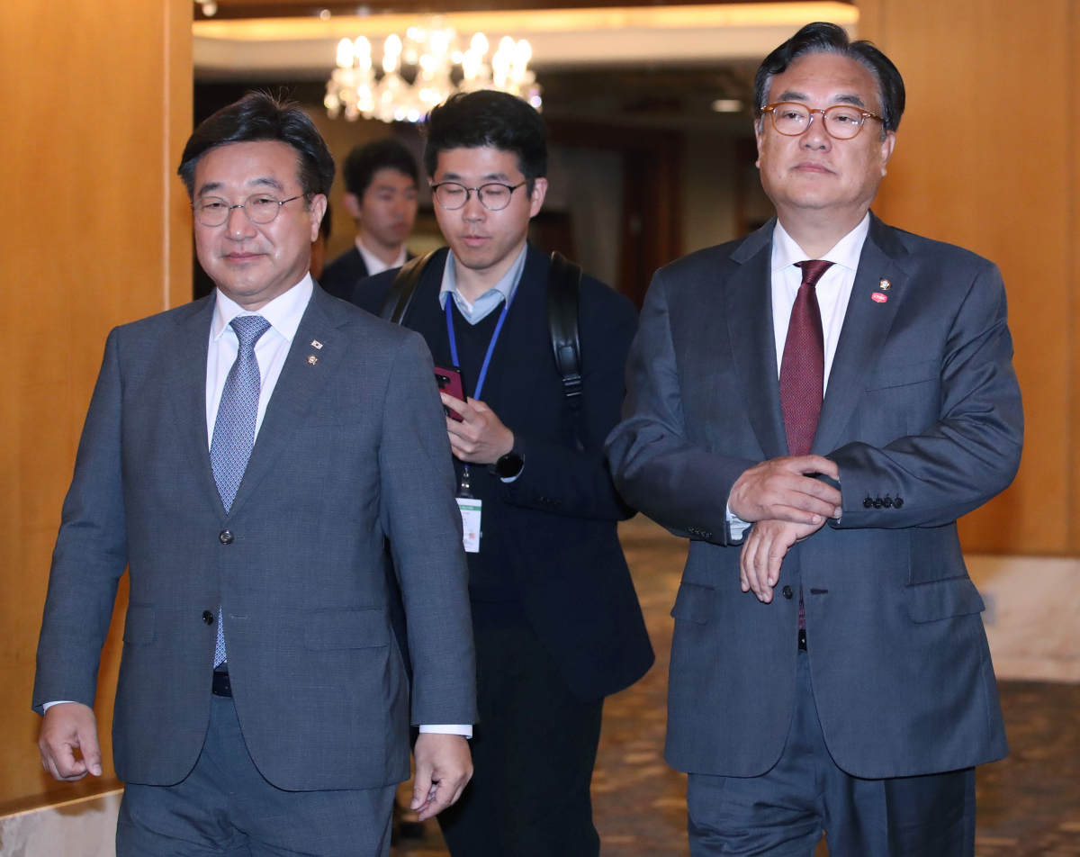 ▲[서울=뉴시스] 김진아 기자 = 한일의원연맹 회장인 국민의힘 정진석(오른쪽) 의원, 간사장인 더불어민주당 윤호중 의원이 8일 서울의 한 호텔에서 기시다 후미오 일본 총리와의 면담을 마친 후 이동하고 있다. 2023.05.08. bluesoda@newsis.com