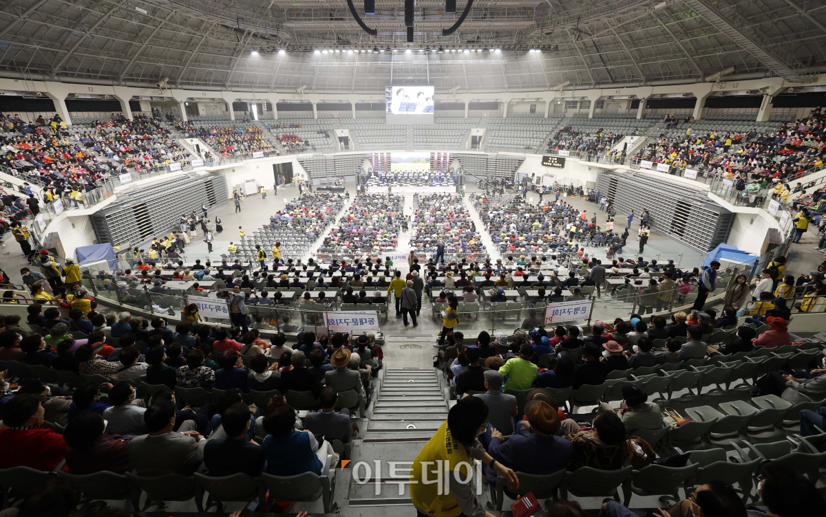 ▲8일 오후 서울 중구 장충체육관에서 제51회 서울시 어버이날 기념행사가 열리고 있다. 조현호 기자 hyunho@