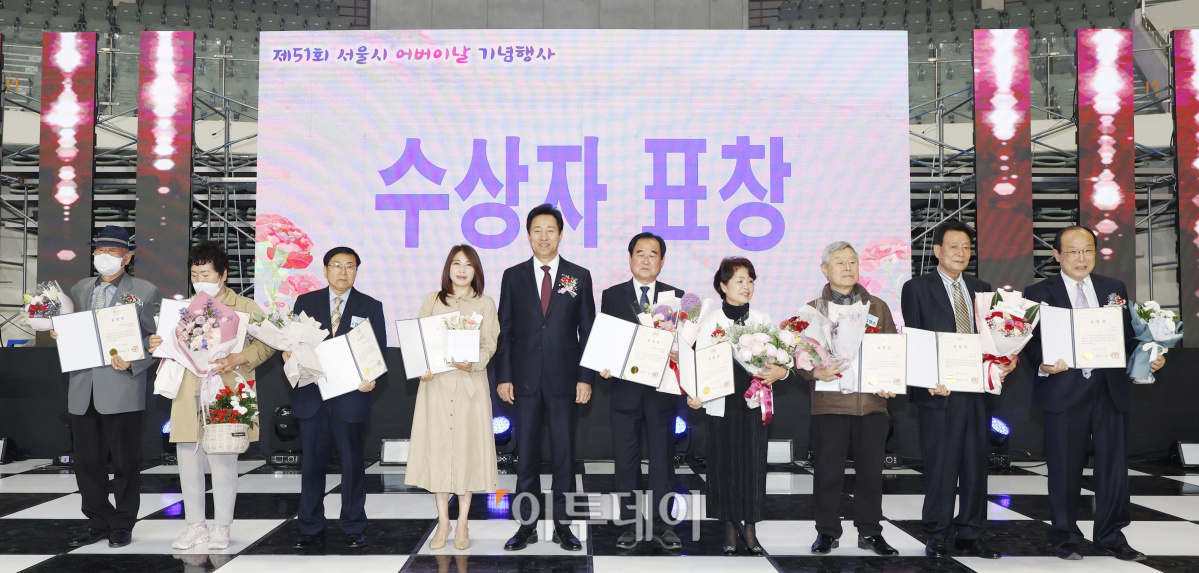 ▲오세훈 서울시장이 8일 오후 서울 중구 장충체육관에서 제51회 서울시 어버이날 기념행사에서 표창장 수상자들과 기념촬영을 하고 있다. 조현호 기자 hyunho@