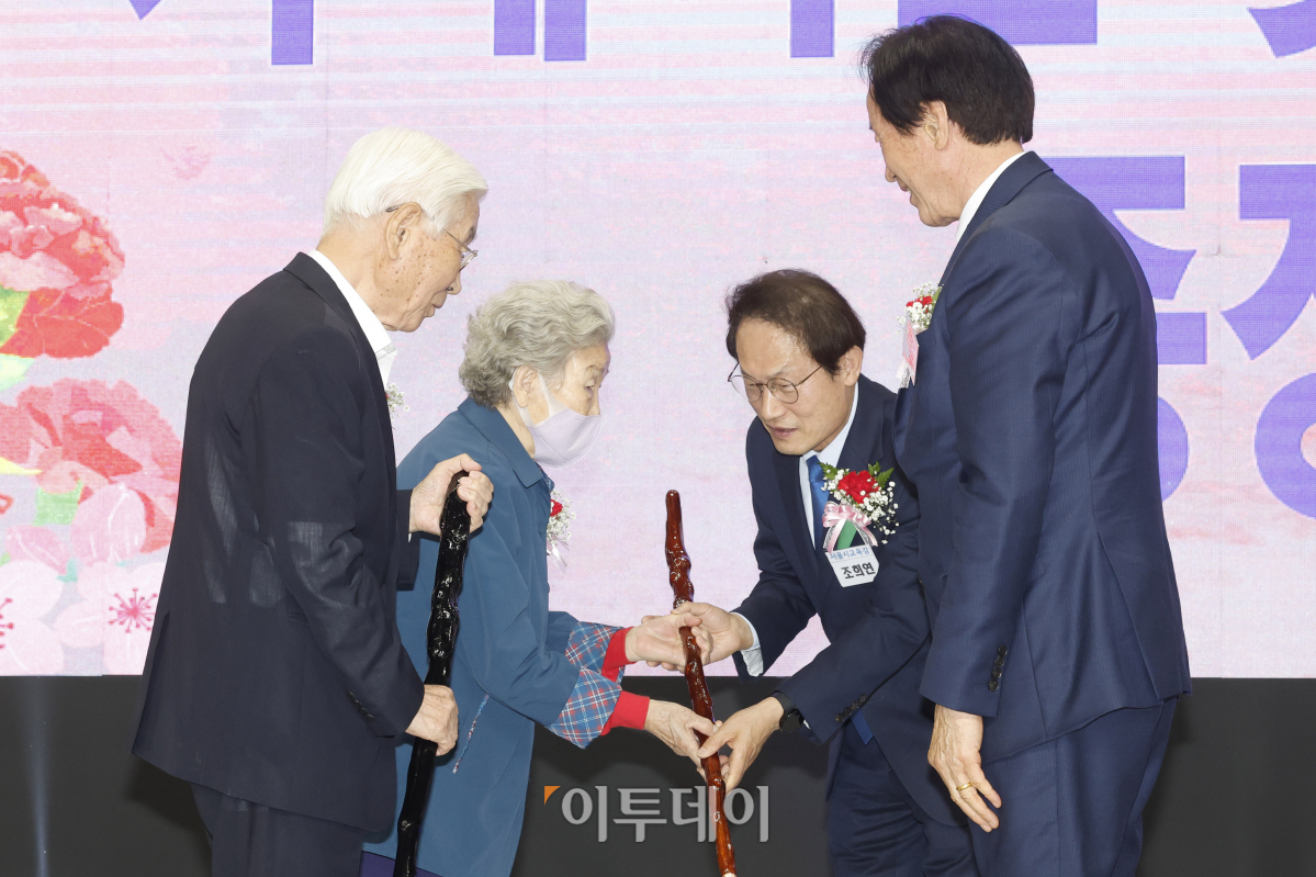 ▲조희연 서울시교육감과 남창진 서울시의회 부의장이 8일 오후 서울 중구 장충체육관에서 제51회 서울시 어버이날 기념행사에서 어버이날을 맞아 최고령 어르신인 91세 김재호 어르신과 93세 최입분 어르신에게 카네이션과 청려장을 증정 하고 있다. 조현호 기자 hyunho@