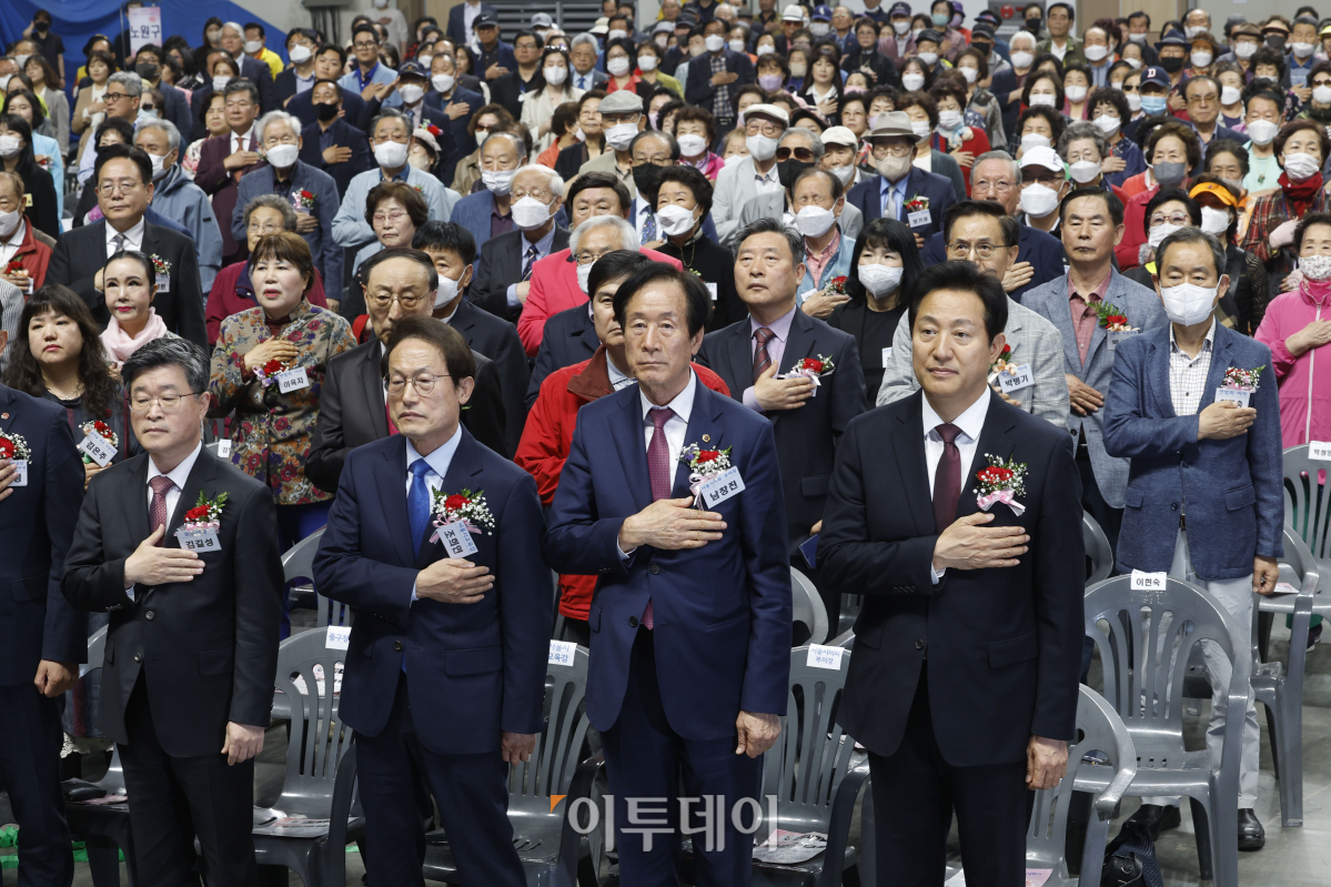 ▲오세훈 서울시장과 참석자들이 8일 오후 서울 중구 장충체육관에서 열린 제51회 서울시 어버이날 기념행사에서 국민의례를 하고 있다. 조현호 기자 hyunho@