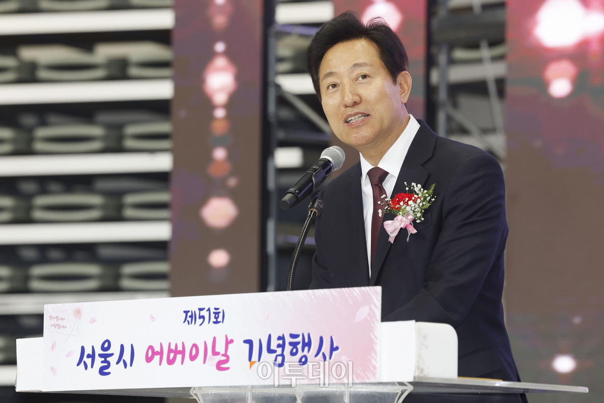 ▲오세훈 서울시장이 8일 오후 서울 중구 장충체육관에서 열린 제51회 서울시 어버이날 기념행사에서 축사를 하고 있다. 조현호 기자 hyunho@