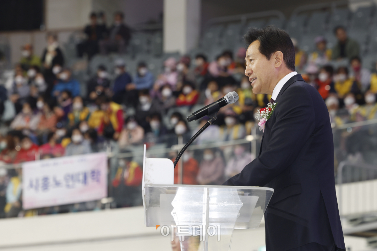 ▲오세훈 서울시장이 8일 오후 서울 중구 장충체육관에서 열린 제51회 서울시 어버이날 기념행사에서 축사를 하고 있다. 조현호 기자 hyunho@