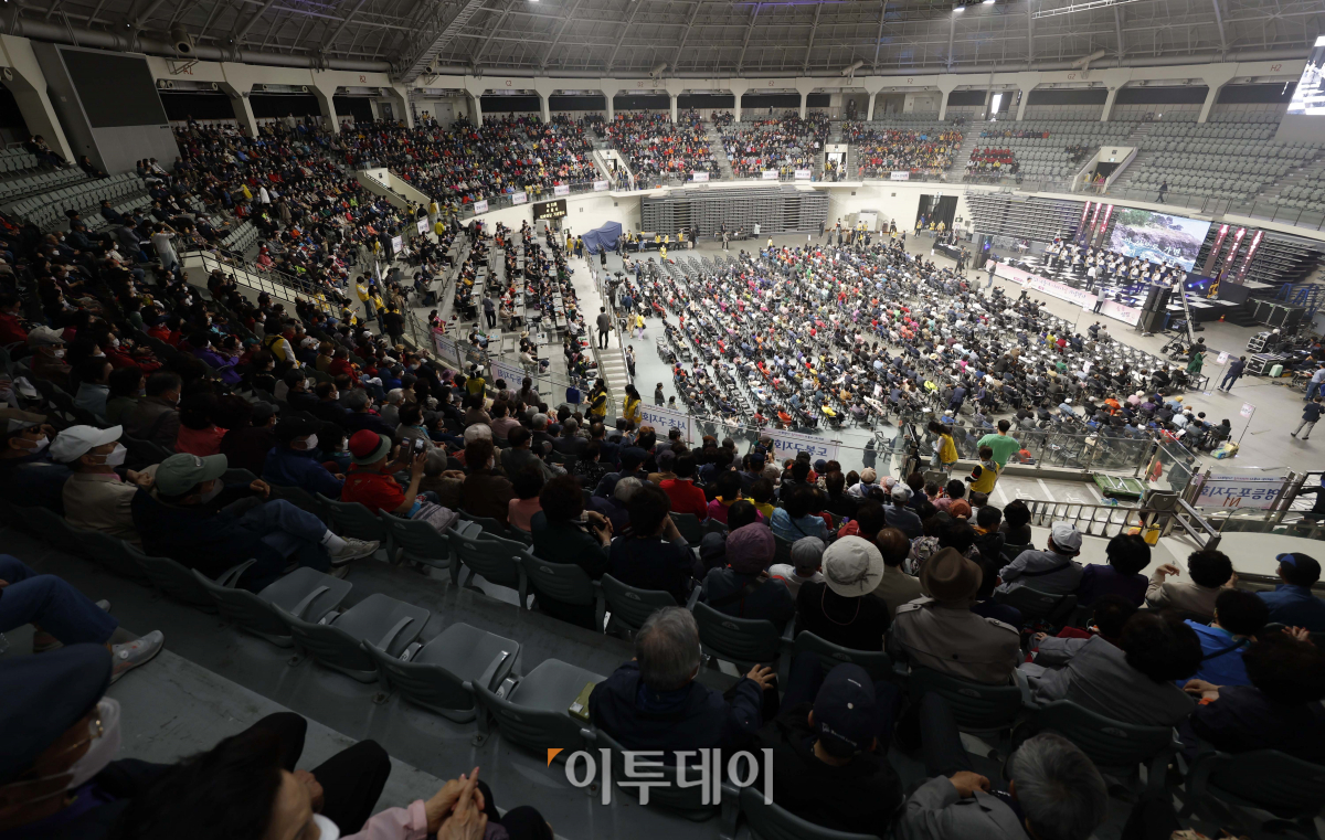 ▲8일 오후 서울 중구 장충체육관에서 제51회 서울시 어버이날 기념행사가 열리고 있다. 조현호 기자 hyunho@