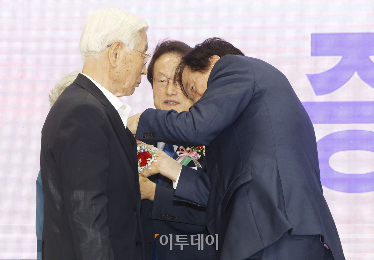 ▲조희연 서울시교육감과 남창진 서울시의회 부의장이 8일 오후 서울 중구 장충체육관에서 제51회 서울시 어버이날 기념행사에서 어버이날을 맞아 최고령 어르신인 91세 김재호 어르신과 93세 최입분 어르신에게 카네이션과 청려장을 증정 하고 있다. 조현호 기자 hyunho@