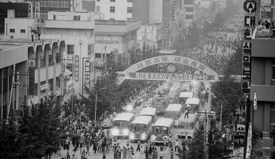 ▲1980년 5월 18일 광주 금남로에서 시민과 학생들이 군사정권 퇴진을 요구하며 시위를 하고 있다. 연합뉴스
