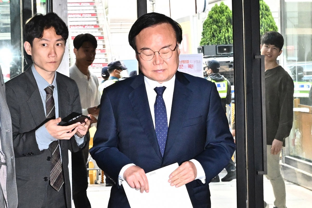 ▲[서울=뉴시스] 고범준 기자 = 김재원 국민의힘 최고위원이 8일 오후 서울 영등포구 국민의힘 중앙당사에서 열린 윤리위원회에 출석하고 있다. (공동취재사진) 2023.05.08. photo@newsis.com