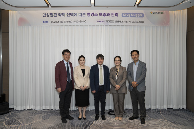 ▲(왼쪽부터) 최세환 서울성모신경외과 원장, 김진욱 히포크라타의원 원장, 황덕원 참든든내과 원장, 조문숙 제민통합내과정형외과 원장, 이홍찬 위비앙병원 원장이 기념촬영을 하고 있다.
 (사진제공=GC녹십자웰빙)