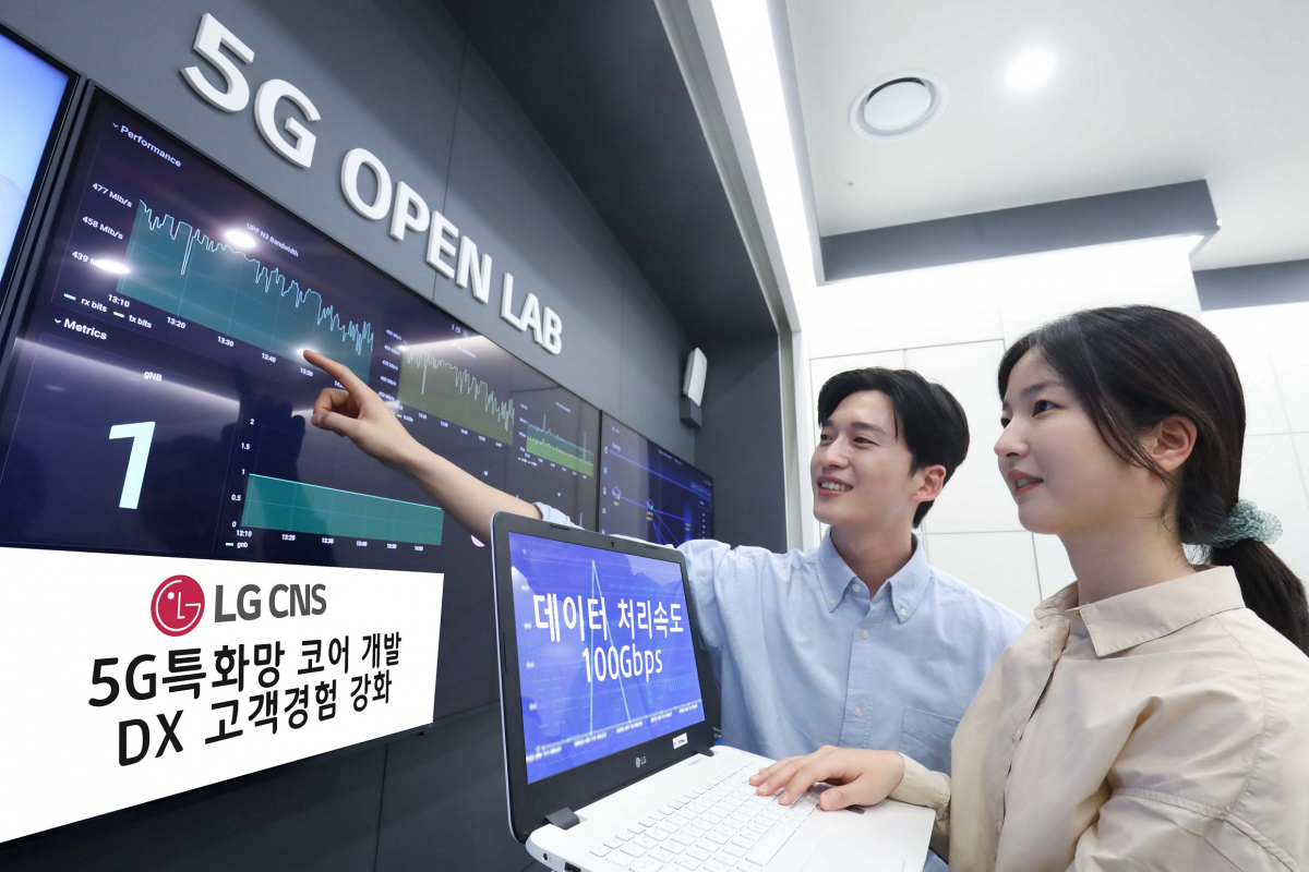 ▲LG CNS가 클라우드 환경에서 구현한 5G특화망 코어의 데이터 처리속도를 테스트 하고 있는 모습 (사진제공=LGCNS)