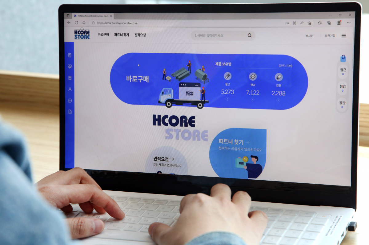 ▲현대제철의 'HCORE STORE'를 이용하고 있는 모습. (사진제공=현대제철)