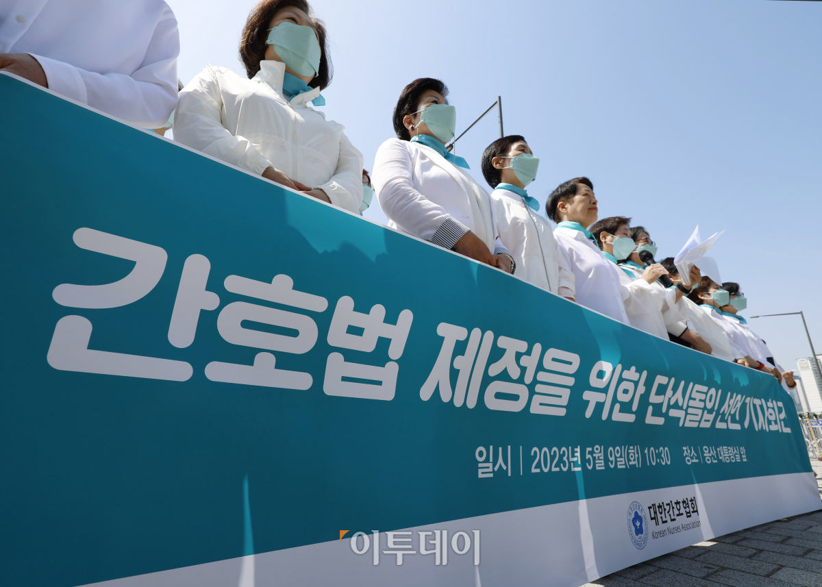 ▲김영경 대한간호협회 회장을 비롯한 간호사들이 9일 오전 서울 용산 대통령실 앞에서 '간호법 제정을 위한 단식돌입 선언 기자회견'을 하고 있다. 조현호 기자 hyunho@