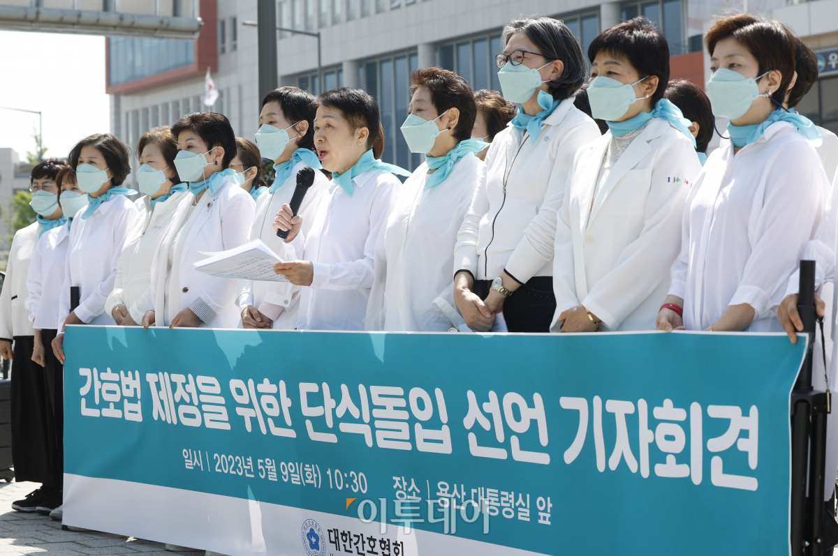 ▲김영경 대한간호협회 회장이 9일 오전 서울 용산 대통령실 앞에서 열린 '간호법 제정을 위한 단식돌입 선언 기자회견'에서 발언을 하고 있다. 조현호 기자 hyunho@