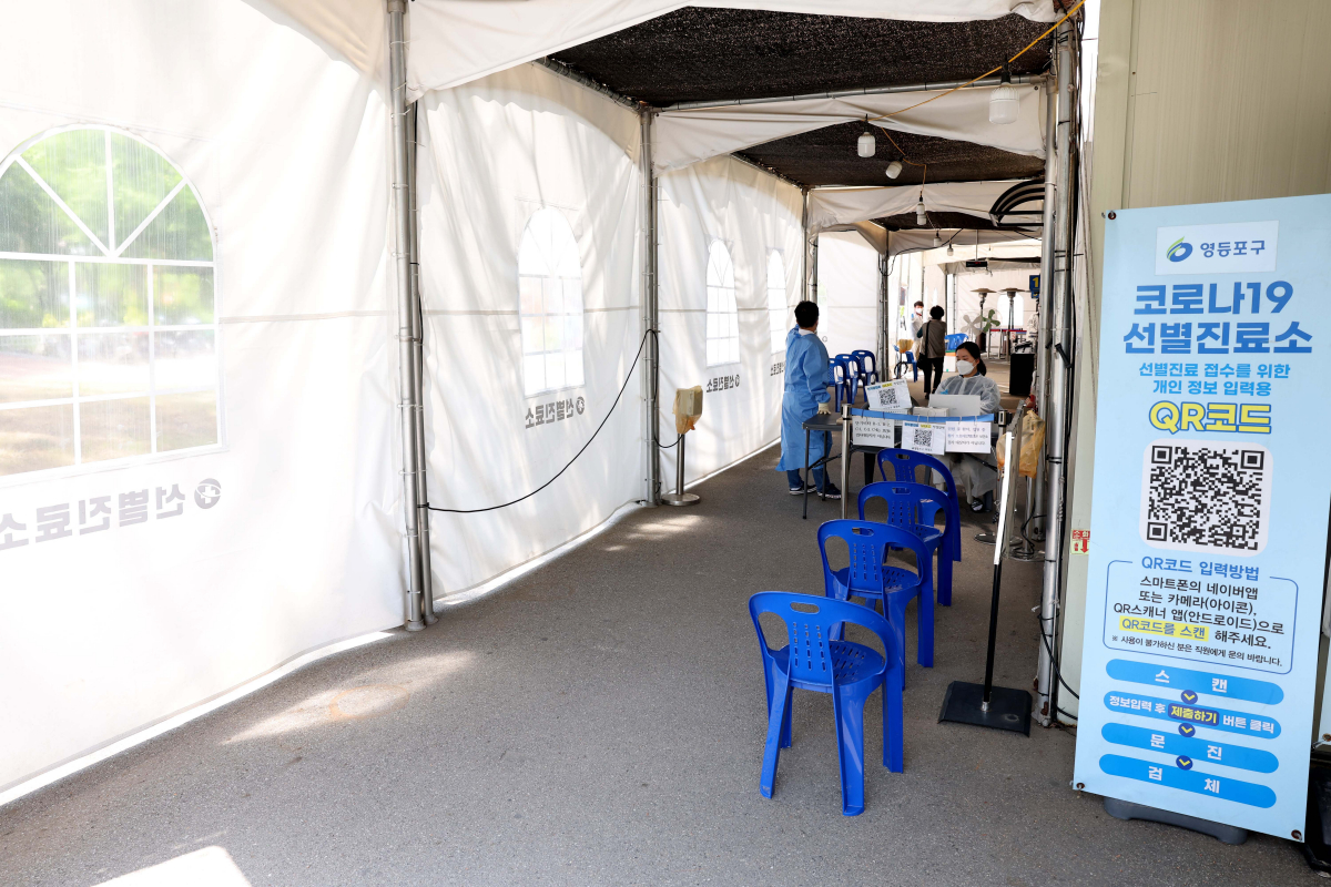 ▲정부가 9일 코로나19 위기평가회의를 열고 코로나 감염병 위기경보 수준을 현재의 심각 단계에서 경계 단계로 하향 조정하는 방안을 논의하는 가운데 이날 서울 영등포보건소 선별진료소가 한산한 모습을 보이고 있다. 신태현 기자 holjjak@