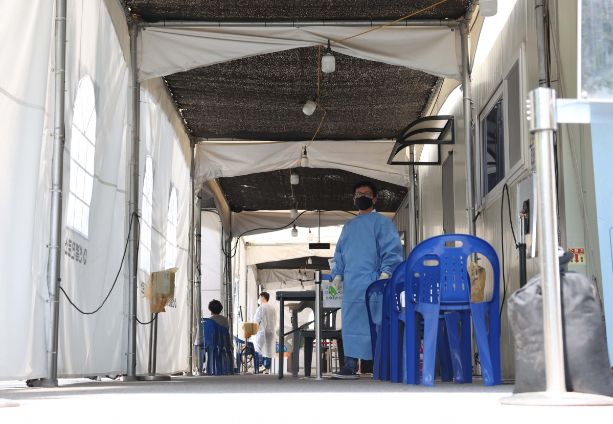 ▲정부가 9일 코로나19 위기평가회의를 열고 코로나 감염병 위기경보 수준을 현재의 심각 단계에서 경계 단계로 하향 조정하는 방안을 논의하는 가운데 이날 서울 영등포보건소 선별진료소가 한산한 모습을 보이고 있다. 신태현 기자 holjjak@