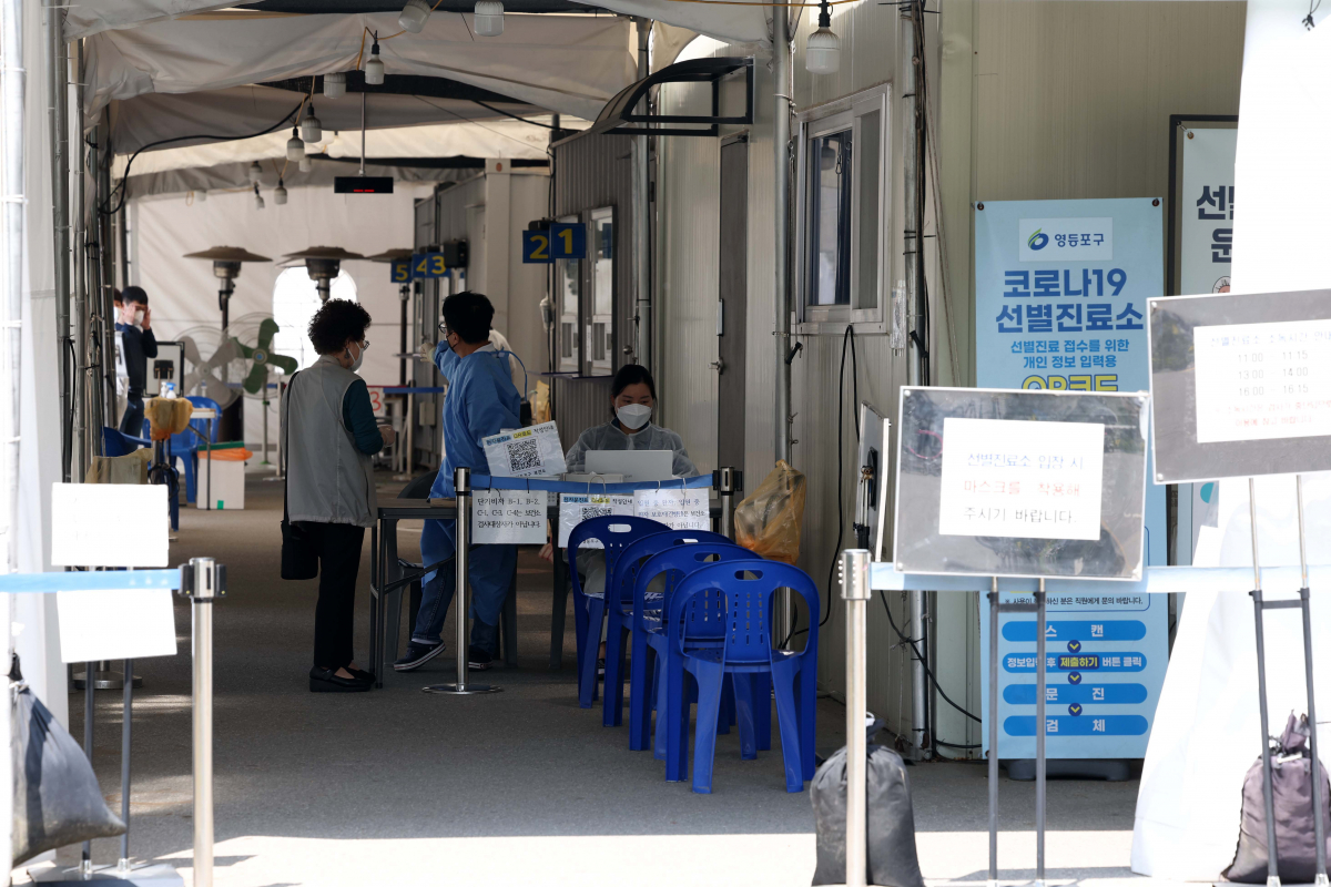 ▲정부가 9일 코로나19 위기평가회의를 열고 코로나 감염병 위기경보 수준을 현재의 심각 단계에서 경계 단계로 하향 조정하는 방안을 논의하는 가운데 이날 서울 영등포보건소 선별진료소가 한산한 모습을 보이고 있다. 신태현 기자 holjjak@