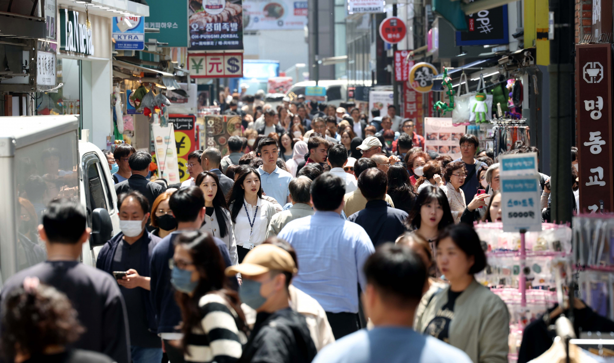 ▲정부가 9일 코로나19 위기평가회의를 열고 코로나 감염병 위기경보 수준을 현재의 심각 단계에서 경계 단계로 하향 조정하는 방안을 논의하는 가운데 이날 서울 명동 거리가 마스크를 쓰지 않은 시민과 관광객들로 붐비고 있다. 신태현 기자 holjjak@