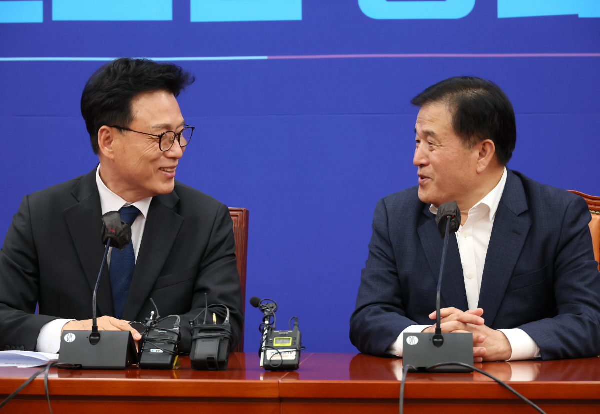 ▲더불어민주당 박광온 원내대표가 2일 오후 국회에서 이진복 대통령실 정무수석의 예방을 받고 대화하고 있다. (연합뉴스)