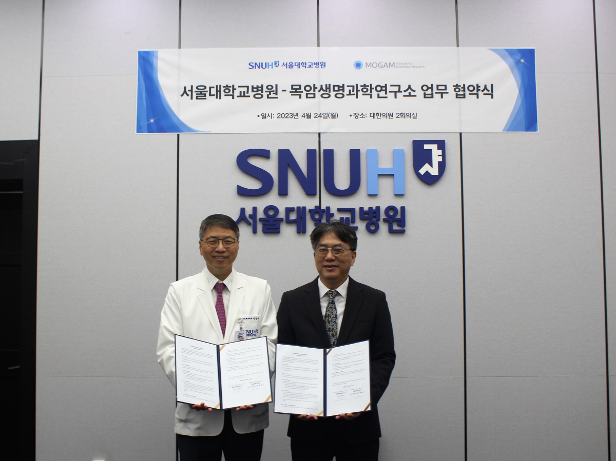 ▲박경수 서울대학교병원 임상유전체의학과장(왼쪽)과 김선 목암생명과학연구소장이 4월 24일 업무협약식에서 기념촬영하고 있다. (사진제공=GC)