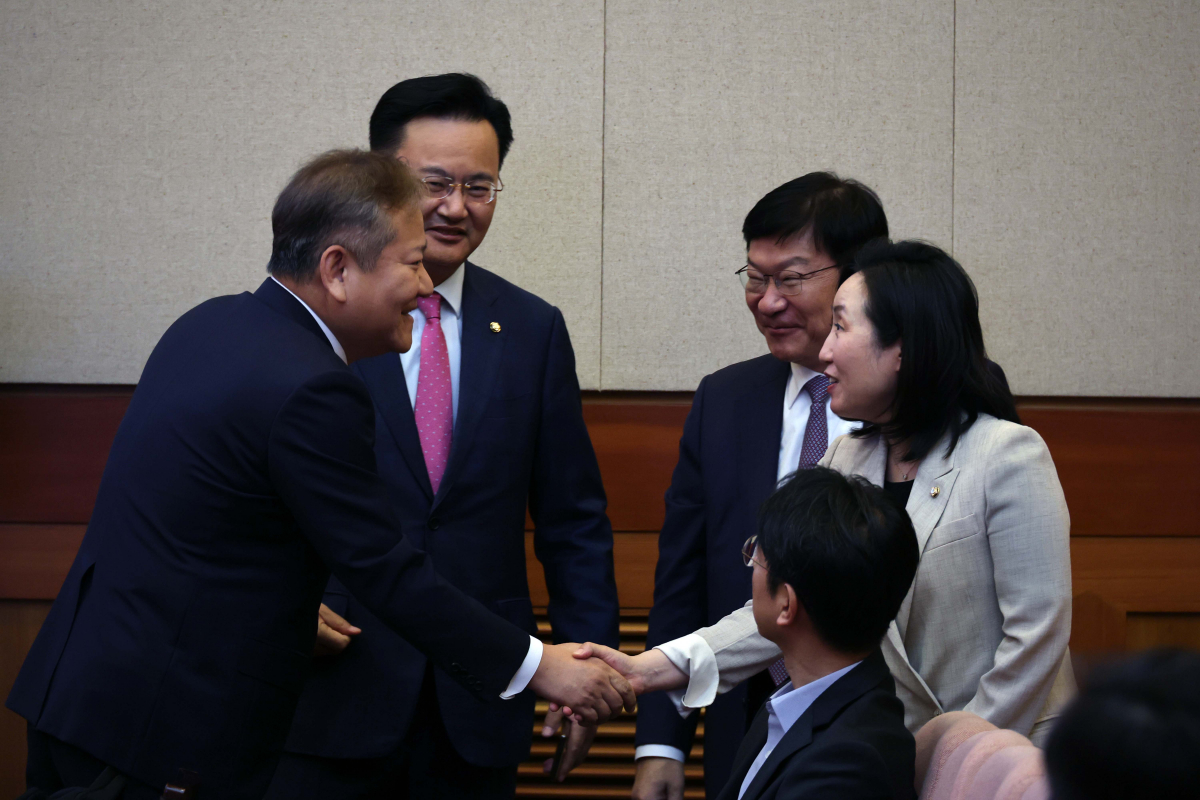 ▲이태원 참사 부실 대응 논란으로 탄핵소추된 이상민 행정안전부 장관의 헌법재판소 정식 변론 절차가 9일 오후 서울 종로구 헌법재판소 대심판정에서 열려 이상민 장관이 국민의힘 의원들과 인사를 나누고 있다. 신태현 기자 holjjak@