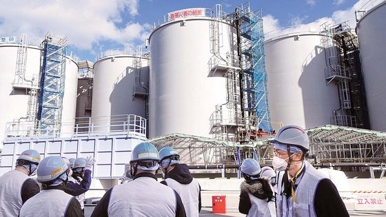 ▲도쿄전력 관계자들이 2월2일 후쿠시마 제1원자력발전소에서 외신 기자들에게 오염수 저장탱크를 설명하고 있다. 연합뉴스
